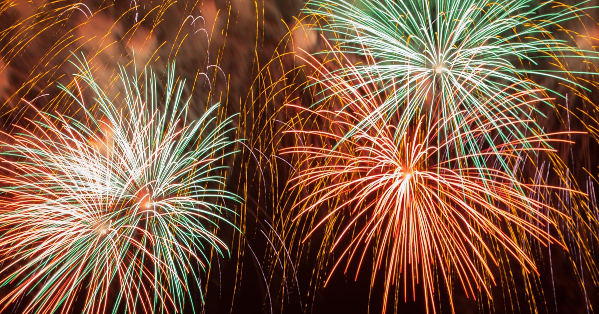 Fuegos artificiales y bandera de México en una celebración del Grito de Independencia