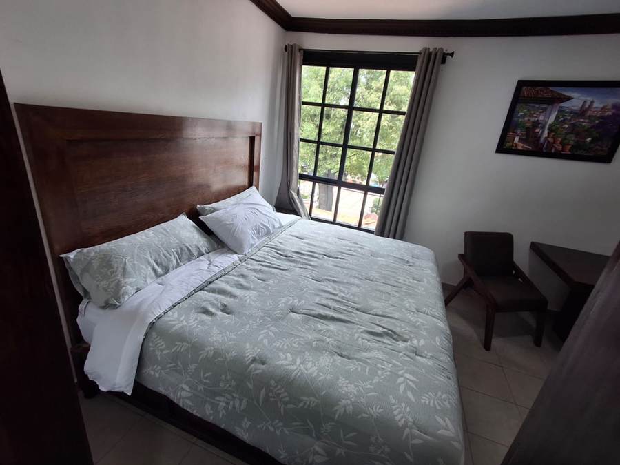 Habitación Deluxe King Suite del Hotel Mayis, con cama king y madera oscura